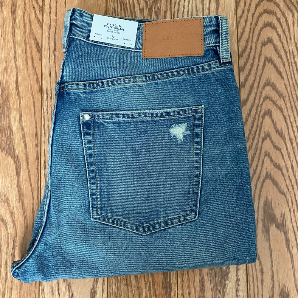 NWT Vintage Fit Distressed Jenas